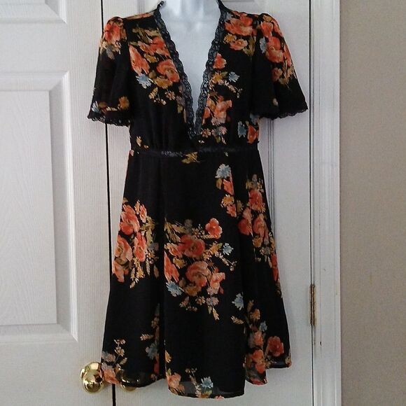 Forever 21 Contemporary black and floral flirty party semi formal  dress Sz S - Picture 1 of 5